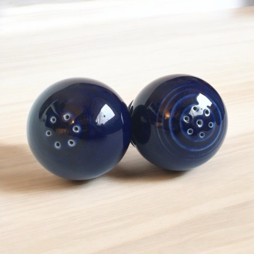 Vintage Fiesta Dark Cobalt Blue Salt & Pepper
Shakers Fiestaware Large Round - Picture 3 of 6